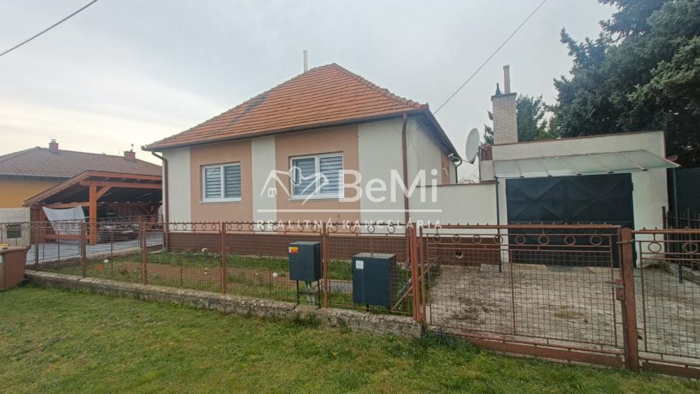 Zrekonštruovaný 3-izbový RD, Mýtna N. Ves, úplne sebestačný. 014-12-RAKOa