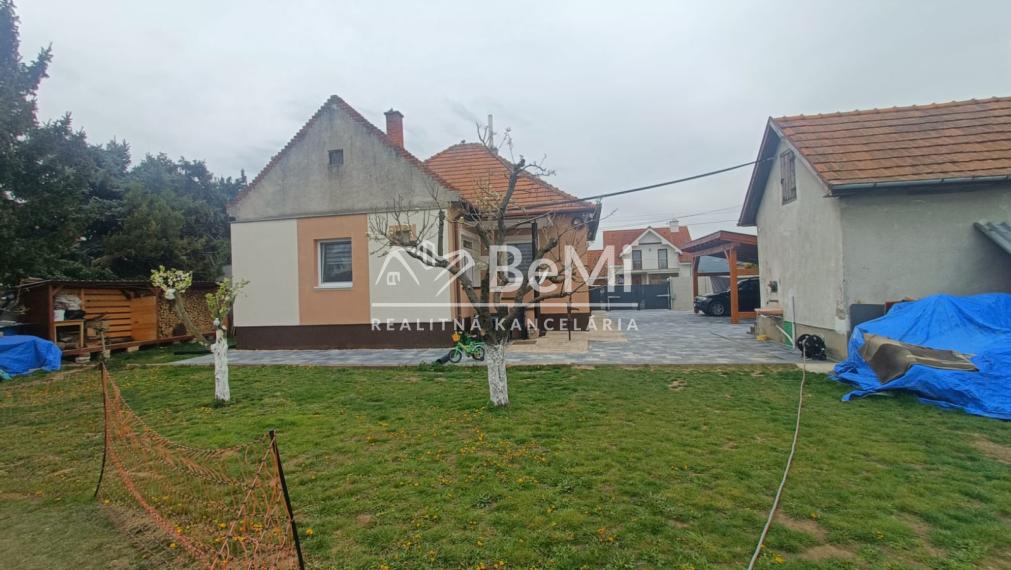 Zrekonštruovaný 3-izbový RD, Mýtna N. Ves, úplne sebestačný. 014-12-RAKOa