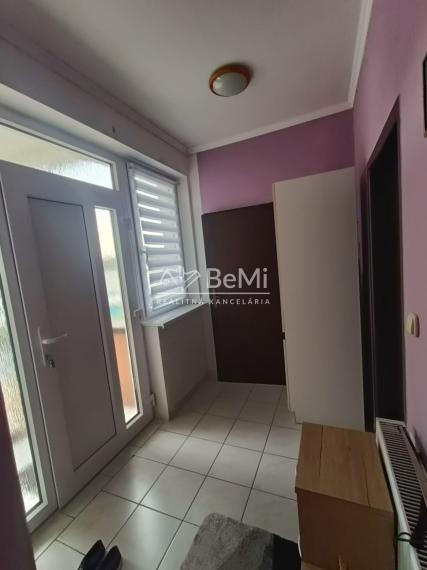 Zrekonštruovaný 3-izbový RD, Mýtna N. Ves, úplne sebestačný. 014-12-RAKOa