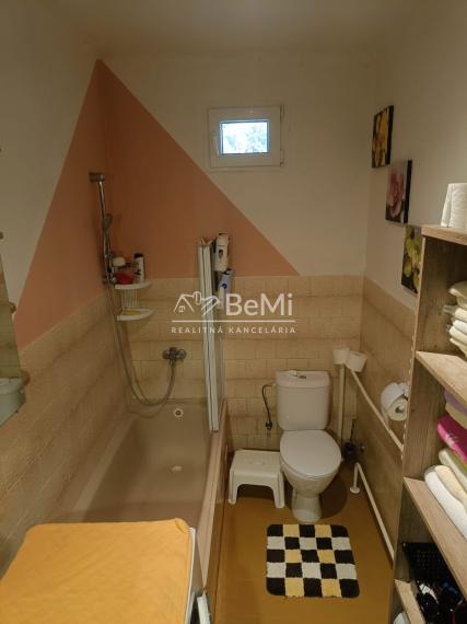 Zrekonštruovaný 3-izbový RD, Mýtna N. Ves, úplne sebestačný. 014-12-RAKOa