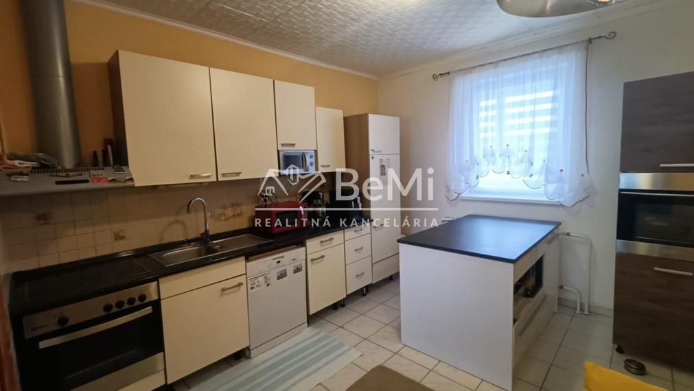Zrekonštruovaný 3-izbový RD, Mýtna N. Ves, úplne sebestačný. 014-12-RAKOa