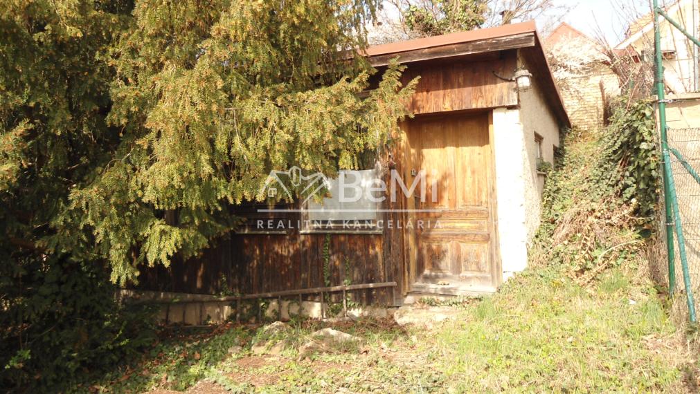 NR - RD  Zobor, dobrá lokalita, starší rodinný dom, 13árov,