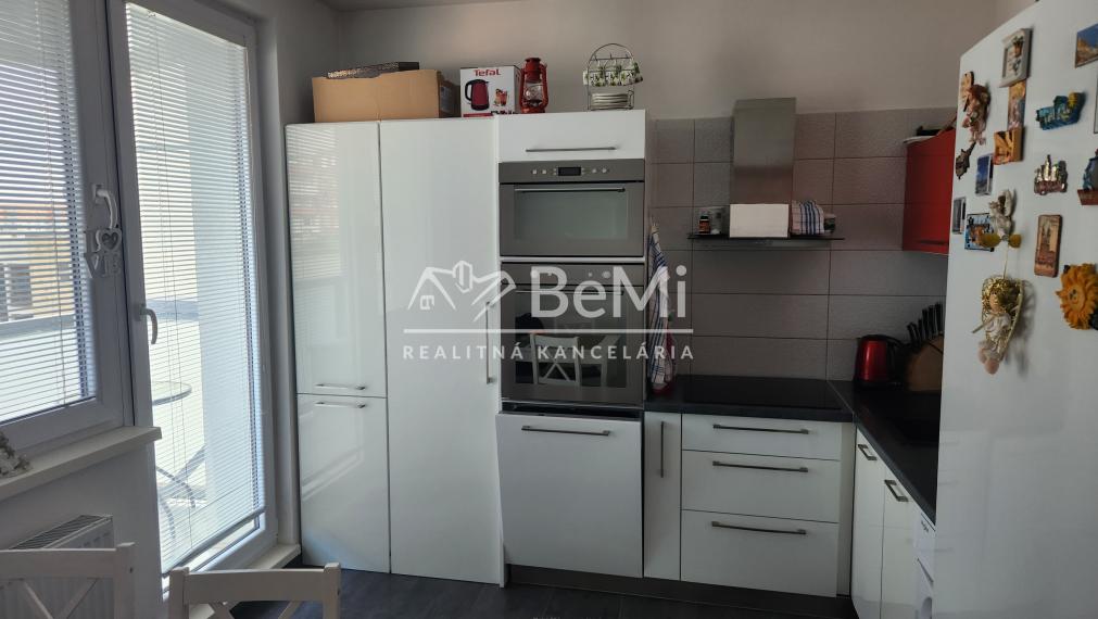 Predaj, veľký 4 izbový byt - Levice (013-114-MIMI)