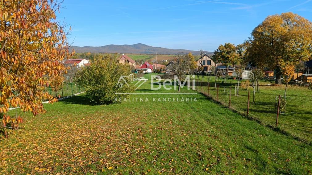 Pozemok - Ardanovce, všetky siete na pozemku Piešťany -13km