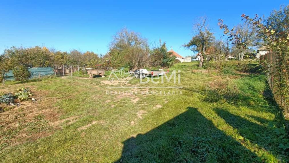 Pozemok Tvrdomestice,1741m2, Možnosť rozparcelovať - 2 cesty