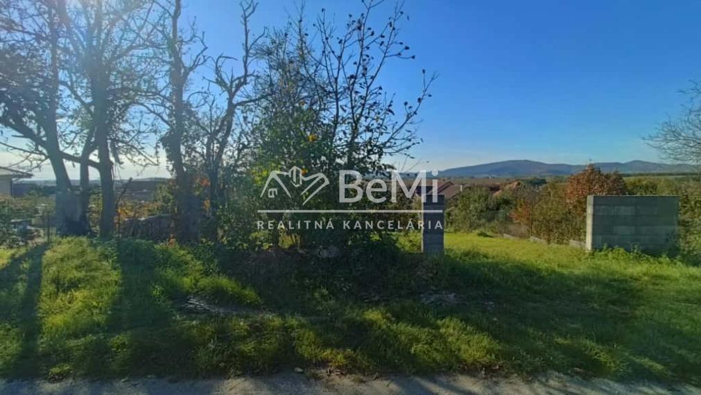 Pozemok Tvrdomestice,1741m2, Možnosť rozparcelovať - 2 cesty