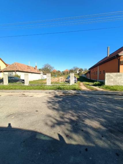 Pozemok Tvrdomestice,1741m2, Možnosť rozparcelovať - 2 cesty