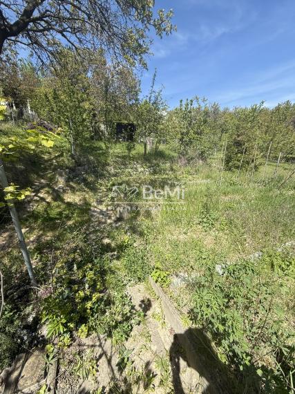 Záhrada s chatkou 460 m² – pokoj a záhradkárčenie