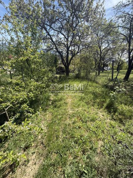 Záhrada s chatkou 460 m² – pokoj a záhradkárčenie