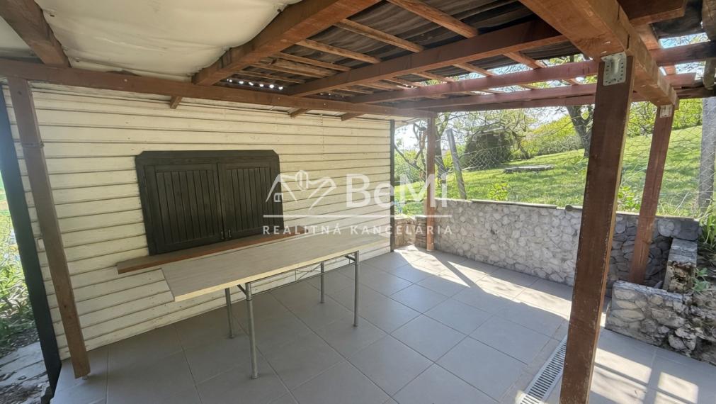Záhrada s chatkou 460 m² – pokoj a záhradkárčenie