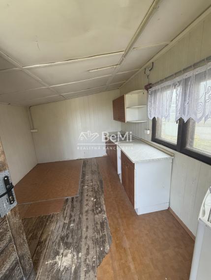 Záhrada s chatkou 460 m² – pokoj a záhradkárčenie
