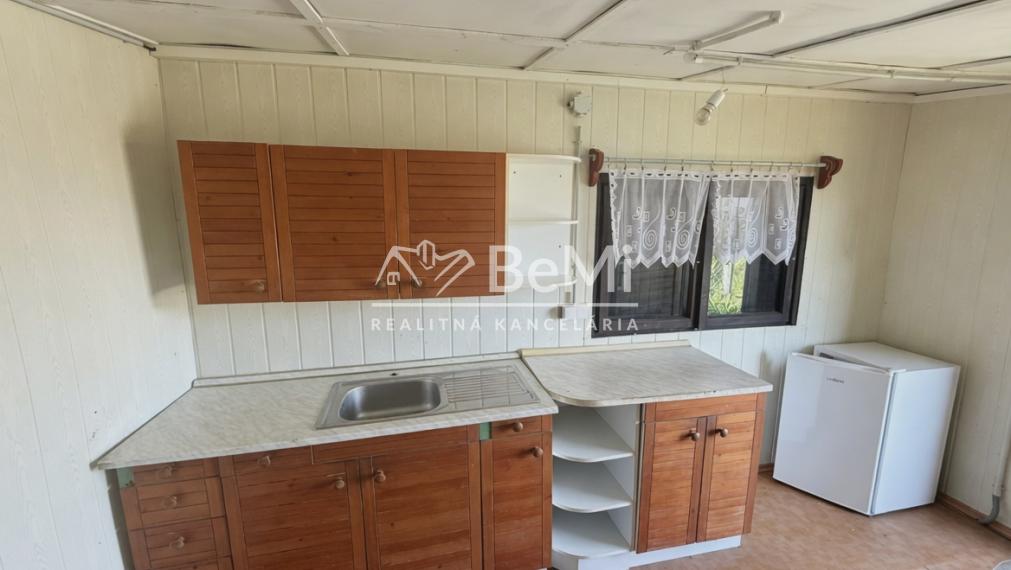 Záhrada s chatkou 460 m² – pokoj a záhradkárčenie