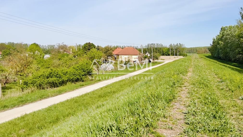 Stavebný pozemok - Vlčany okr.Šaľa 800M2 (027-14-JANS)