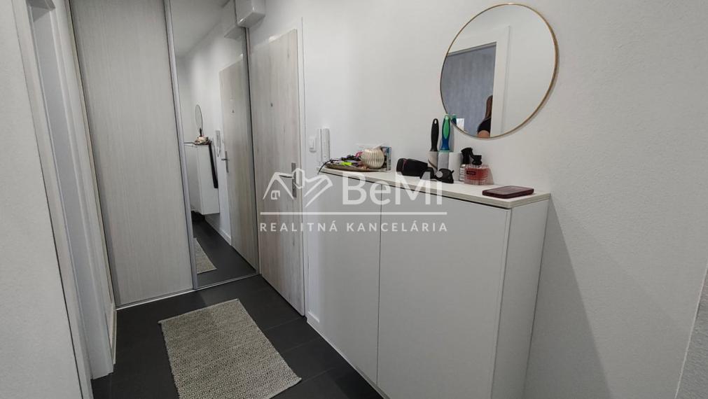 Predaj, zrekonštruovaný 3 izbový byt s 2 balkónmi - Levice  (006-113-SIHA)