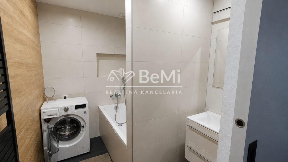 Predaj, zrekonštruovaný 3 izbový byt s 2 balkónmi - Levice  (006-113-SIHA)