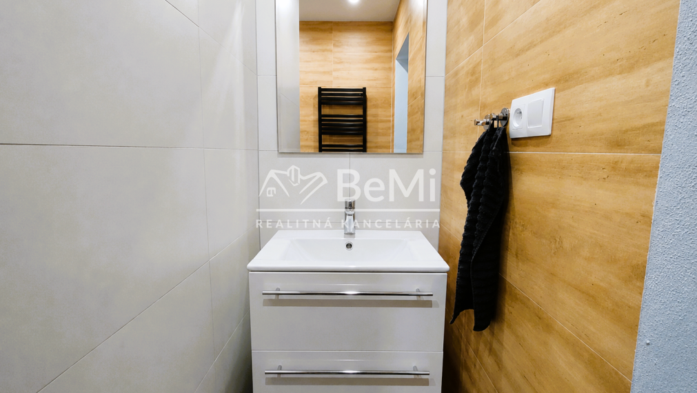Predaj, zrekonštruovaný 3 izbový byt s 2 balkónmi - Levice  (006-113-SIHA)