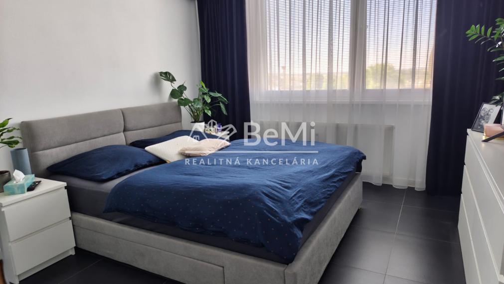 Predaj, zrekonštruovaný 3 izbový byt s 2 balkónmi - Levice  (006-113-SIHA)