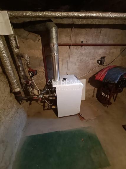Priestranný 6-izbový rodinný dom Hrušovany. V tichej časti.