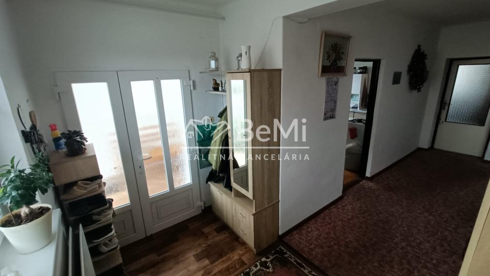 Priestranný 6-izbový rodinný dom Hrušovany. V tichej časti.