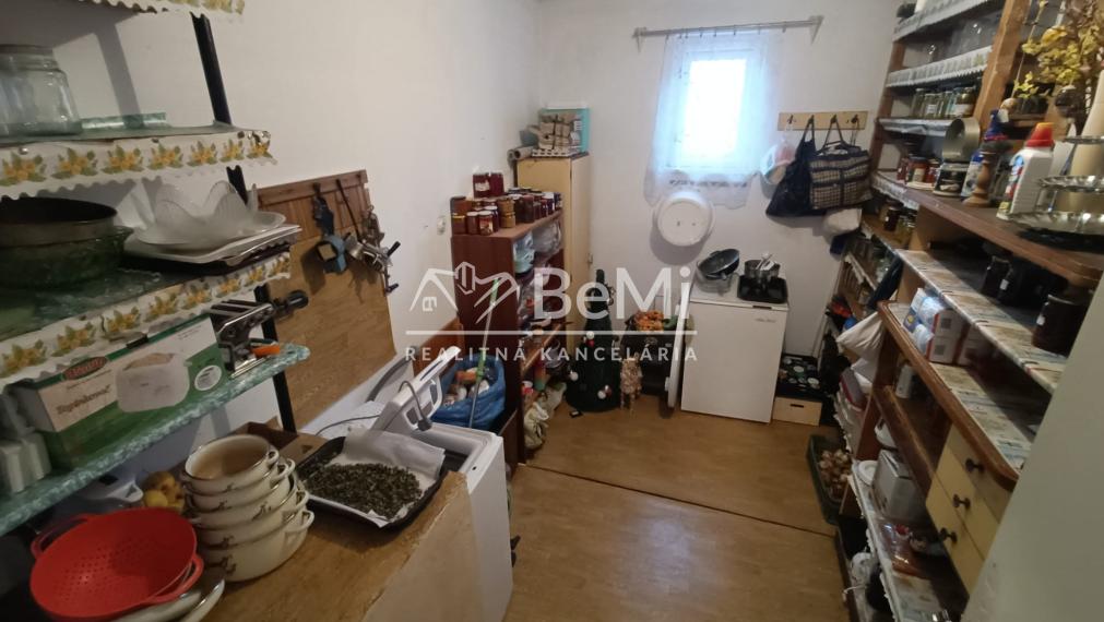 Priestranný 6-izbový rodinný dom Hrušovany. V tichej časti.