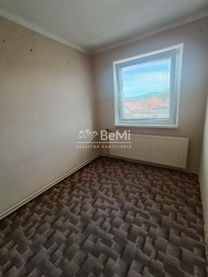 Priestranný 6-izbový rodinný dom Hrušovany. V tichej časti.