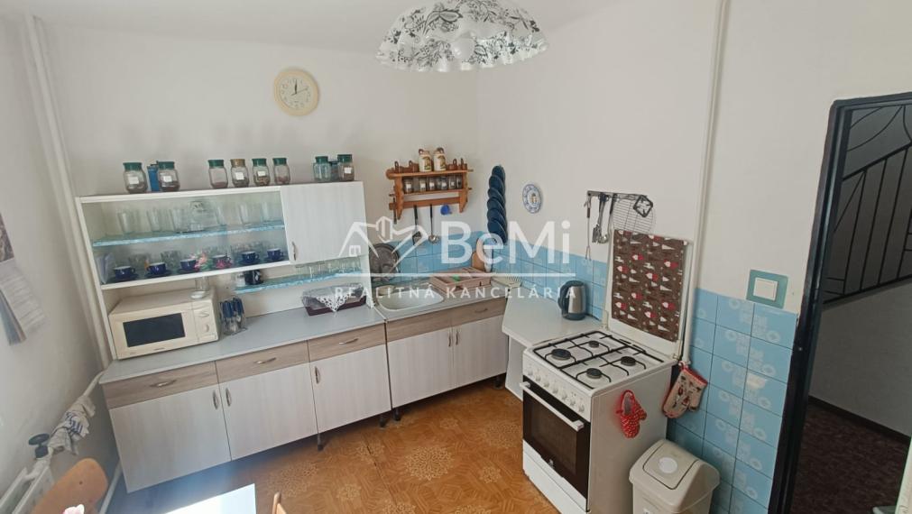 Priestranný 6-izbový rodinný dom Hrušovany. V tichej časti.