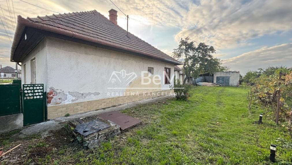 Predaj, rodinný dom s pozemkom 3053 m² - Malé Kozmálovce (010-12-SIHA)