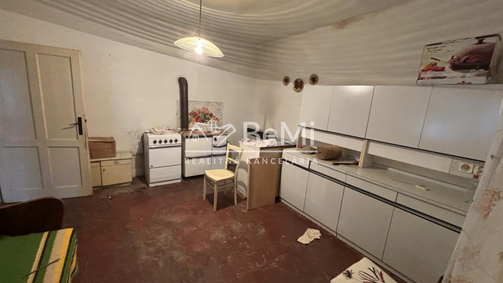 Predaj, rodinný dom s pozemkom 3053 m² - Malé Kozmálovce (010-12-SIHA)