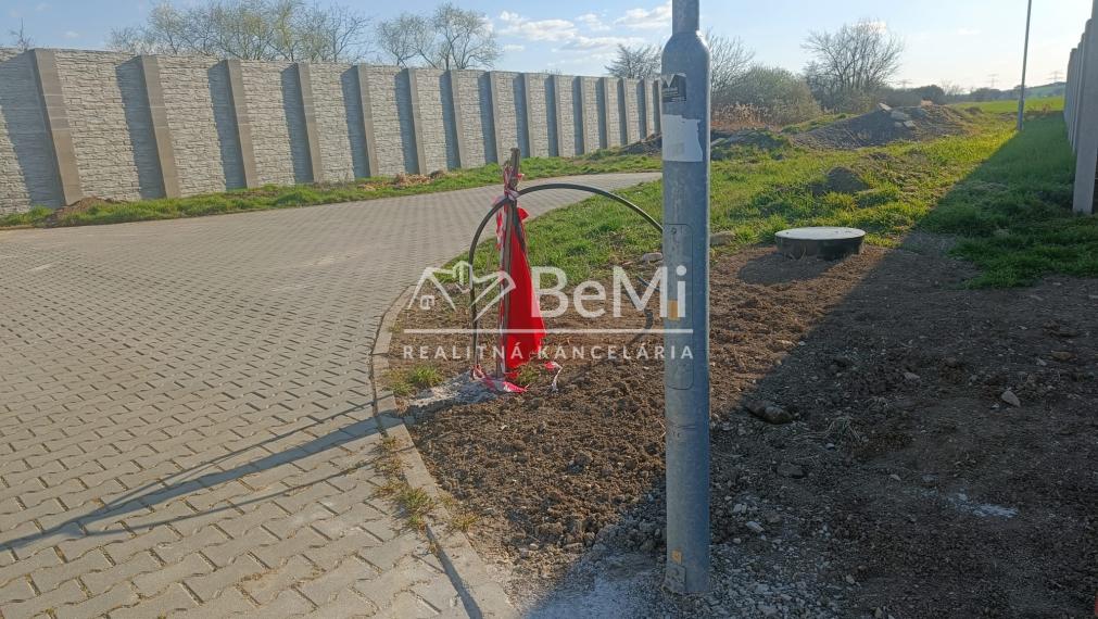 Pozemok 607m2 s hotovými sieťami: Hneď pri Topoľčanoch. 016-14-RAKOa