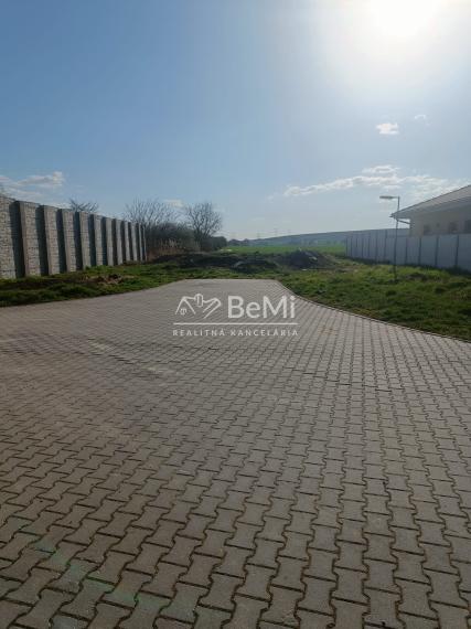 Pozemok 607m2 s hotovými sieťami: Hneď pri Topoľčanoch. 016-14-RAKOa