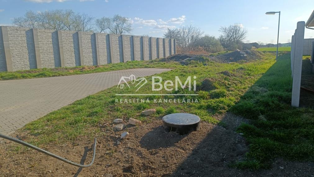 Pozemok 607m2 s hotovými sieťami: Hneď pri Topoľčanoch. 016-14-RAKOa