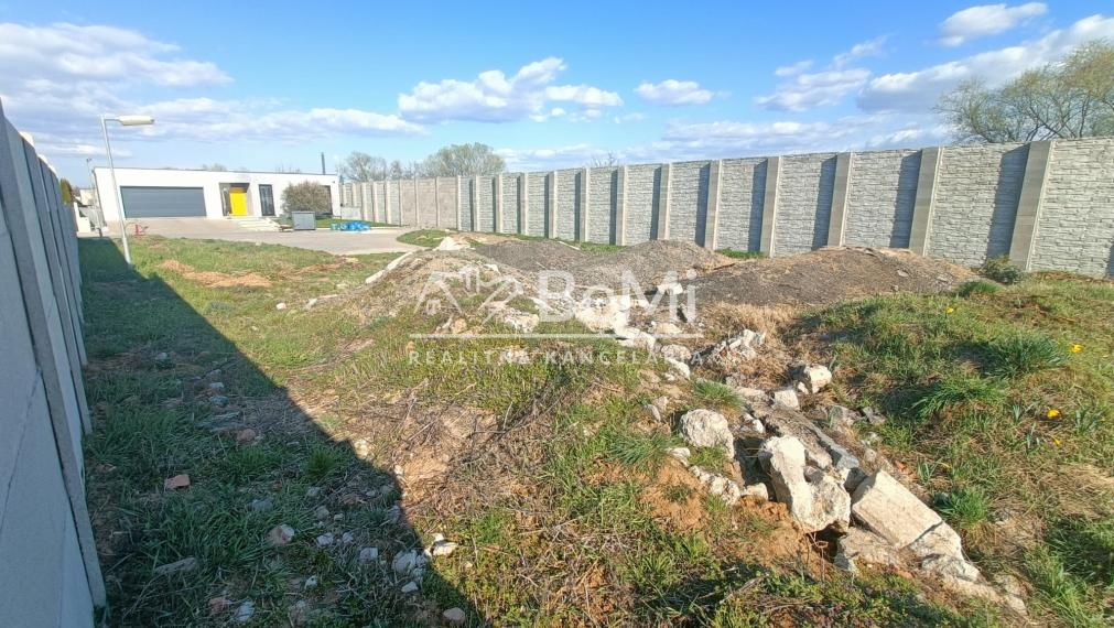 Pozemok 607m2 s hotovými sieťami: Hneď pri Topoľčanoch. 016-14-RAKOa