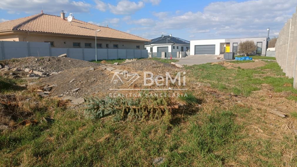 Pozemok 607m2 s hotovými sieťami: Hneď pri Topoľčanoch. 016-14-RAKOa