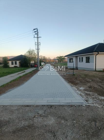 Pozemok 600m2 s hotovými sieťami: Hneď pri Topoľčanoch. 017-14-RAKOa