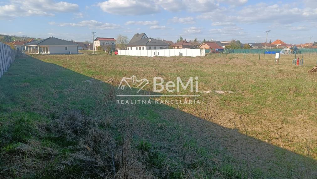 Pozemok 600m2 s hotovými sieťami: Hneď pri Topoľčanoch. 017-14-RAKOa