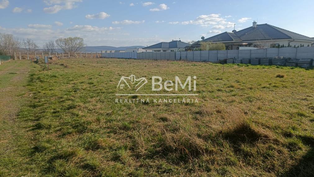 Pozemok 600m2 s hotovými sieťami: Hneď pri Topoľčanoch. 017-14-RAKOa