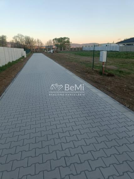 Pozemok 600m2 s hotovými sieťami: Hneď pri Topoľčanoch. 017-14-RAKOa