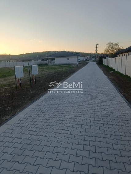 Pozemok 600m2 s hotovými sieťami: Hneď pri Topoľčanoch. 017-14-RAKOa