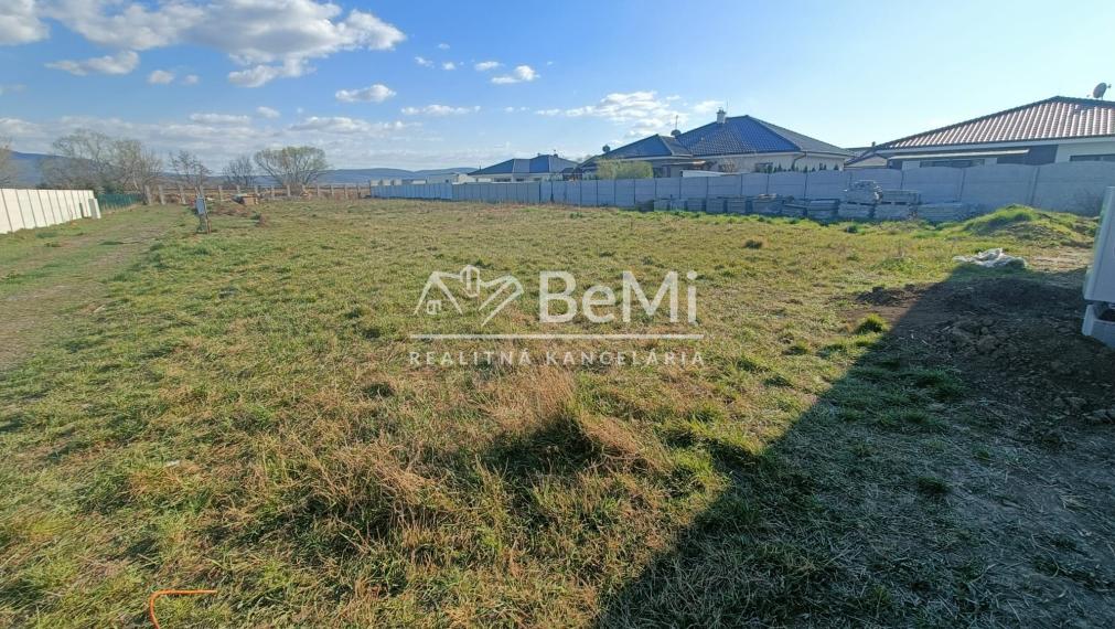 Pozemok 600m2 s hotovými sieťami: Hneď pri Topoľčanoch. 017-14-RAKOa