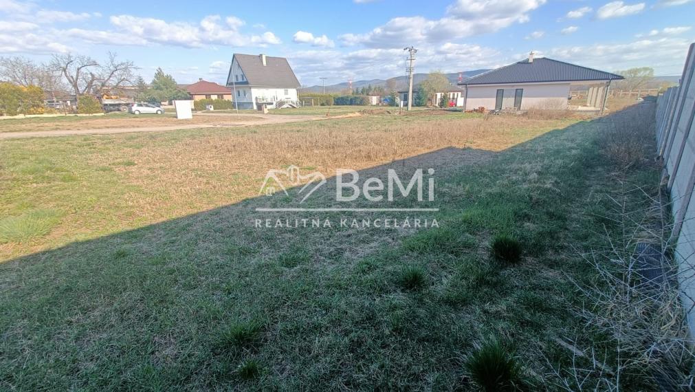 Pozemok 600m2 s hotovými sieťami: Hneď pri Topoľčanoch. 017-14-RAKOa