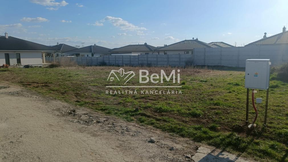 Pozemok 600m2 s hotovými sieťami: Hneď pri Topoľčanoch. 017-14-RAKOa