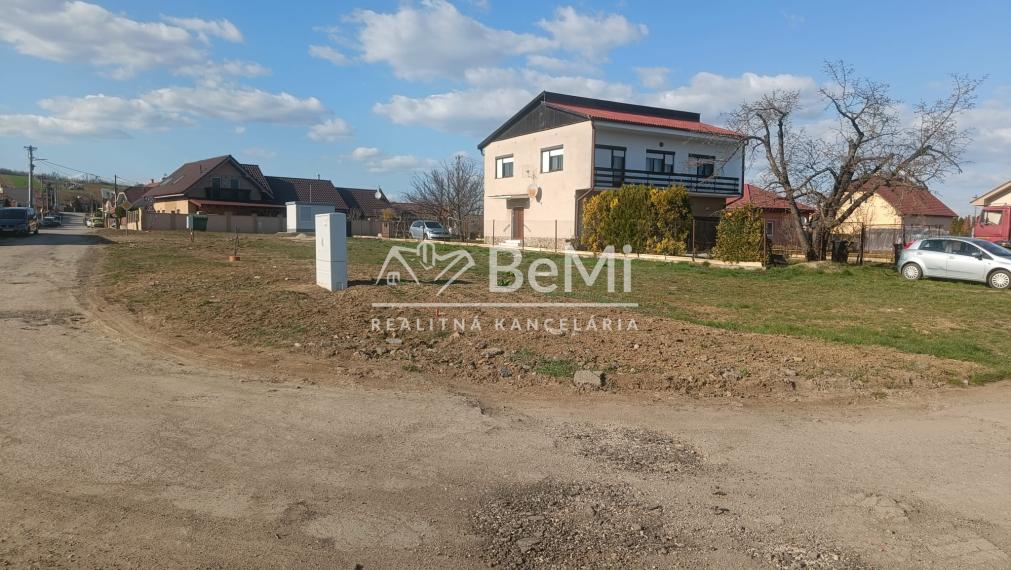 Pozemok 800m2 s hotovými sieťami: Hneď pri Topoľčanoch. 018-14-RAKOa