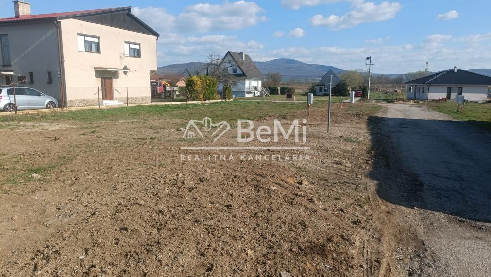 Pozemok 800m2 s hotovými sieťami: Hneď pri Topoľčanoch. 018-14-RAKOa