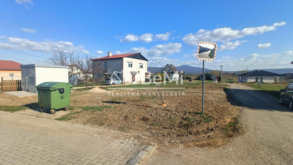Pozemok 800m2 s hotovými sieťami: Hneď pri Topoľčanoch. 018-14-RAKOa