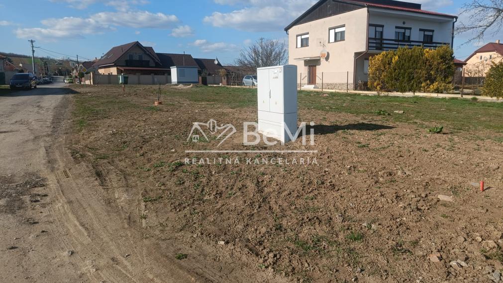 Pozemok 800m2 s hotovými sieťami: Hneď pri Topoľčanoch. 018-14-RAKOa