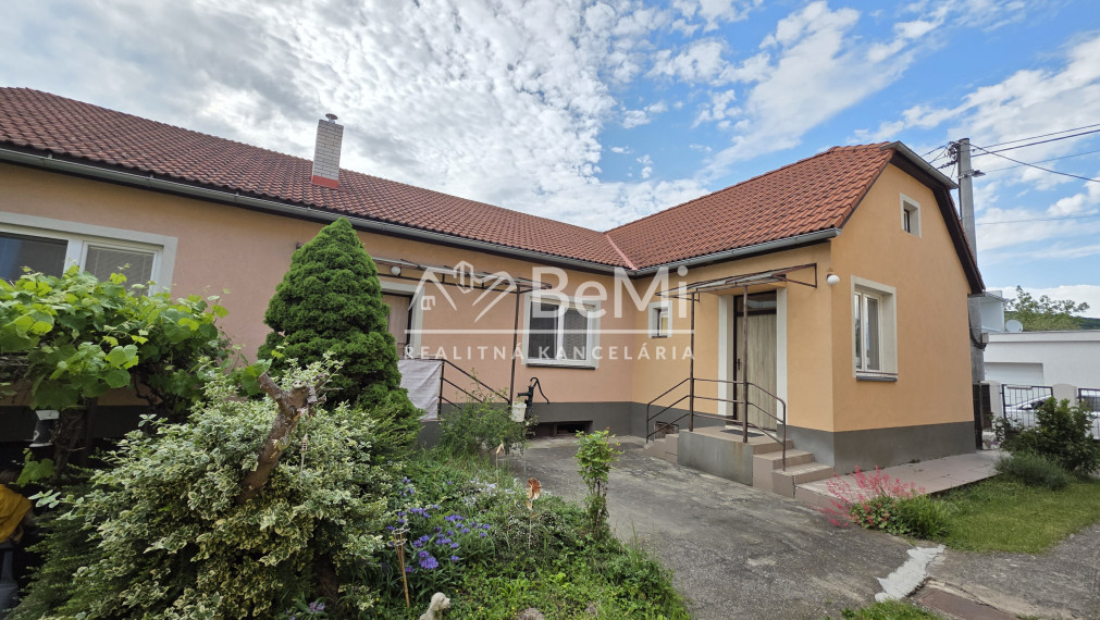 Rodinný dom s garážou na slnečnom pozemku – Zlatovce