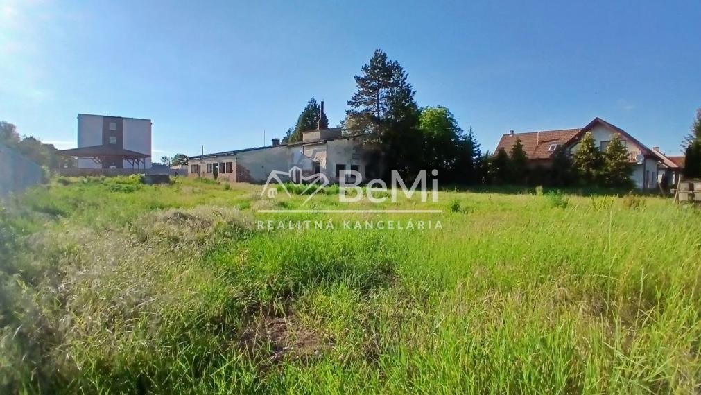 Multifunkčný areál s veľkým pozemkom - Želovce (025-18-MIMI)