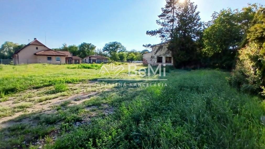 Multifunkčný areál s veľkým pozemkom - Želovce (025-18-MIMI)