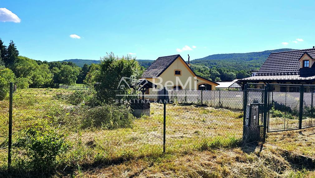 STAVEBNÝ POZEMOK 1857m2 PRI TEPLOM VRCHU - NA PREDAJ