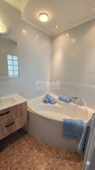 Slnečný 2,5 -izbový byt 66 m² v Pobedime  balkón, klimatizácia